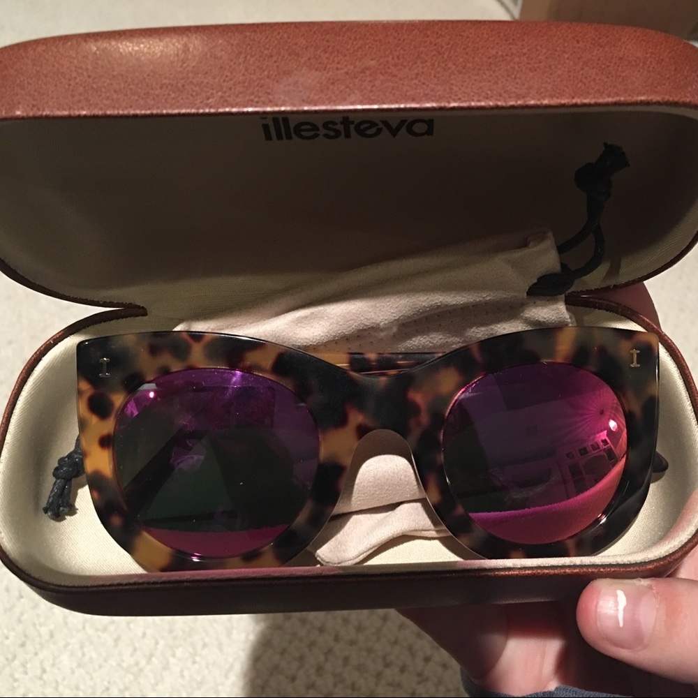 Illesteva Boca Tortoise with Pink Mirror